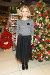 Карина Мишулина. Российские знаменитости украсили новогодние ёлочки (наряды и образы: серый джемпер, чёрная юбка)