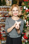 Karina Miszulina. Rosyjskie gwiazdy urządziły choinki (ubrania i obraz: pulower szary, spódnica czarna)