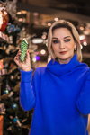 Тетяна Буланова. Російські знаменитості прикрасили новорічні ялинки (наряди й образи: сіній джемпер)