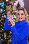 Татьяна Буланова. Российские знаменитости украсили новогодние ёлочки (наряды и образы: синий джемпер)