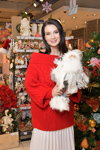 Екатерина Стриженова. Российские знаменитости украсили новогодние ёлочки (наряды и образы: красный джемпер)
