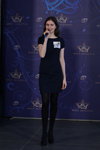Casting "Miss Białorusi 2018" (ubrania i obraz: sukienka mini niebieska, rajstopy czarne, półbuty czarne)