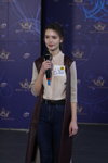 Casting "Miss Białorusi 2018" (ubrania i obraz: bluzka beżowa, jeansy niebieskie, rzemień czarny)