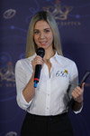 Natallia Paulouskaja. Casting — Miss Belarus 2018. Teil 1 (Looks: weiße Bluse, schwarze Hose, blonde Haare)