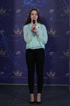 Casting "Miss Białorusi 2018" (ubrania i obraz: bluzka turkusowa, półbuty czarne, jeansy czarne)