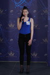 Casting "Miss Białorusi 2018" (ubrania i obraz: top niebieski, jeansy czarne, półbuty czarne)