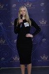 Casting "Miss Białorusi 2018" (ubrania i obraz: sukienka czarna obcisła, cienkie rajstopy cieliste, blond (kolor włosów))