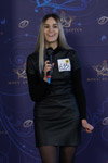 Casting "Miss Białorusi 2018" (ubrania i obraz: skórzana sukienka mini czarna, rajstopy czarne)