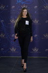 Casting "Miss Białorusi 2018" (ubrania i obraz: pulower czarny, sandały czarne, jeansy czarne)