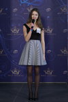 Casting "Miss Białorusi 2018" (ubrania i obraz: sukienka mini czarno-biała, cienkie rajstopy czarne, półbuty czarne)