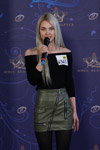 Casting "Miss Białorusi 2018" (ubrania i obraz: skórzana spódnica w kolorze khaki mini, pulower czarny, rajstopy czarne, blond (kolor włosów))