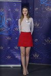 Casting "Miss Białorusi 2018" (ubrania i obraz: pulower beżowy, spódnica mini czerwona, półbuty beżowe)