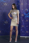 Casting "Miss Białorusi 2018" (ubrania i obraz: sukienka mini beżowa, półbuty srebrne)