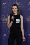 Casting "Miss Białorusi 2018" (ubrania i obraz: top czarny, jeansy czarne)