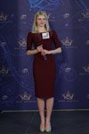 Casting "Miss Białorusi 2018" (ubrania i obraz: blond (kolor włosów), sukienka bordowa, półbuty beżowe)
