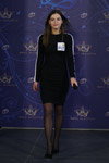 Casting "Miss Białorusi 2018" (ubrania i obraz: sukienka mini czarna, rajstopy czarne, półbuty czarne)