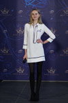 Casting "Miss Białorusi 2018" (ubrania i obraz: półbuty czarne, rajstopy czarne, sukienka mini biała)