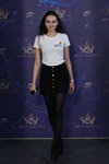 Casting "Miss Białorusi 2018" (ubrania i obraz: top biały, spódnica mini czarna, rajstopy czarne, półbuty czarne)