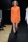 Desfile de By Signe — Copenhagen Fashion Week aw18/19 (looks: vestido naranja)