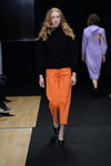 Desfile de By Signe — Copenhagen Fashion Week aw18/19 (looks: jersey negro, zapatos de tacón negros, pantalón naranja)