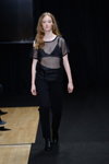 Desfile de By Signe — Copenhagen Fashion Week aw18/19 (looks: top negro transparente, pantalón negro)