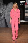 Показ Ganni — Copenhagen Fashion Week aw18/19 (наряды и образы: розовый джинсовый комбинезон)