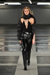 Desfile de HELIOT EMIL — Copenhagen Fashion Week aw18/19 (looks: pantalón negro, top negro)