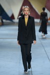 Desfile de By Malene Birger — Copenhagen Fashion Week SS19 (looks: traje de pantalón negro)