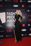 Fashion People Awards 2018 (Looks: schwarzes Abendkleid mit Schlitz, blonde Haare)