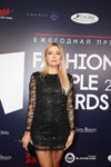 Natalia Rudova. Fashion People Awards 2018 (Looks: schwarze Sandaletten, schwarzes Mini Cocktailkleid)