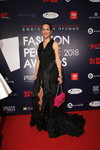 Slava. Fashion People Awards 2018 (Looks: Abendkleid mit Schlitz, Fuchsia Handtasche)