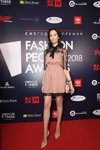 Кто получил премии "Fashion People Awards 2018" (наряды и образы: розовое платье в горошек мини, бежевые туфли)
