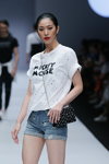 Показ DISNEY'S MICKEY MOUSE — Jakarta Fashion Week 2019 (наряды и образы: голубые джинсовые шорты, чёрная сумка, белый топ со слоганом)