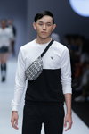 Показ DISNEY'S MICKEY MOUSE — Jakarta Fashion Week 2019 (наряди й образи: чорно-білий джемпер, чорні штани)