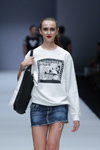 Показ DISNEY'S MICKEY MOUSE — Jakarta Fashion Week 2019 (наряди й образи: білий джемпер з принтом, сіня джинсова спідниця, чорна сумка)