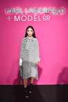 Sananas. VIP-goście paryskiej prezentacji kosmetyku "KARL LAGERFELD + MODELCO" (ubrania i obraz: sukienka pasiasta czarno-biała, torebka szara)