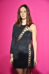 Kaya Scodelario. VIP-goście paryskiej prezentacji kosmetyku "KARL LAGERFELD + MODELCO" (ubrania i obraz: sukienka mini czarna)