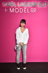 Samar Seraqui. VIP-goście paryskiej prezentacji kosmetyku "KARL LAGERFELD + MODELCO" (ubrania i obraz: bluzka biała, jeansy szare)