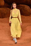 Pokaz CAMILLA AND MARC — MBFWAustralia 2018 (ubrania i obraz: sukienka żółta, rzemień brązowy)