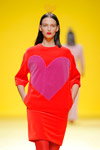 Pokaz Ágatha Ruiz de la Prada — MBFW Madrid FW18/19 (ubrania i obraz: sukienka czerwona)