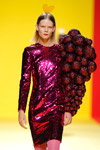 Irina Kravchenko. Pokaz Ágatha Ruiz de la Prada — MBFW Madrid FW18/19 (ubrania i obraz: rajstopy różowe, suknia koktajlowa mini czerwona)