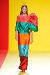 Нора Вара. Показ Ágatha Ruiz de la Prada — MBFW Madrid FW18/19 (наряды и образы: полосатое разноцветное вечернее платье)