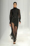 Pokaz ALVARNO — MBFW Madrid FW18/19 (ubrania i obraz: suknia wieczorowa czarna, sandały czarne)