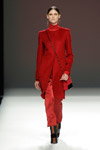 Daiane Conterato. Ángel Schlesser show — MBFW Madrid FW18/19 (looks: red coat, red trousers)