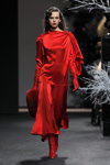 Показ Isabel Nu — MBFW Madrid FW18/19 (наряды и образы: красное платье, красные перчатки, красные сапоги)