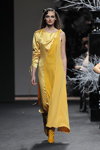 Pokaz Isabel Nu — MBFW Madrid FW18/19 (ubrania i obraz: suknia wieczorowa żółta)