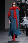 Nora Vara. Isabel Nu show — MBFW Madrid FW18/19 (looks: blue dress, red boots)