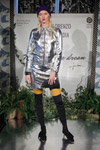 Показ Jesús Lorenzo — MBFW Madrid FW18/19 (наряды и образы: серебряный жакет, серебряная юбка мини, желтые колготки, чёрные сапоги-чулки, чёрный клатч, блонд (цвет волос))