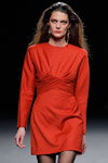 Marina Pérez. Pokaz THE 2ND SKIN CO. — MBFW Madrid FW18/19 (ubrania i obraz: cienkie rajstopy czarne, sukienka mini czerwona)