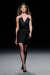 Daiane Conterato. Pokaz THE 2ND SKIN CO. — MBFW Madrid FW18/19 (ubrania i obraz: suknia koktajlowa czarna, cienkie rajstopy czarne)